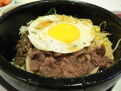 Bibimbap coréen au bœuf sauté et légumes croquants