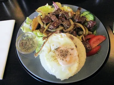 Bœuf Lok Lak et son riz sauté à la tomate