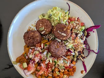 Buddha bowl, houmous et patate douce rôtie