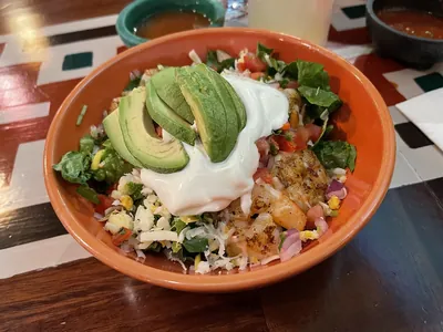 Burrito bowl poulet fajitas, haricots rouges et avocat