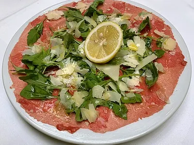 Carpaccio de bœuf, parmesan et roquette