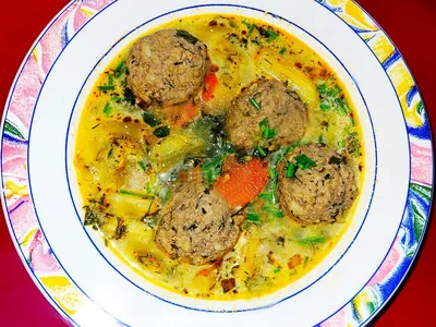 Ciorbă de perișoare (soupe aux boulettes aigres)