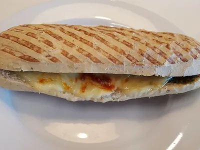 Croque-monsieur italien au pesto et mozzarella fondante