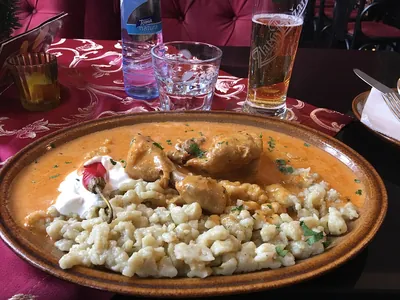Csirkepaprikás (poulet au paprika)
