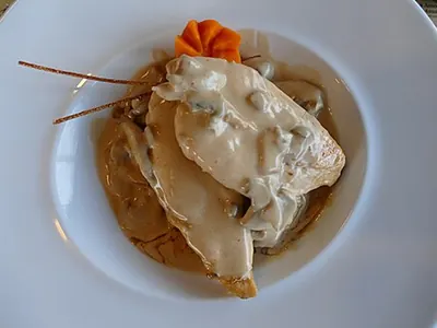 Escalope de poulet à la crème et aux champignons