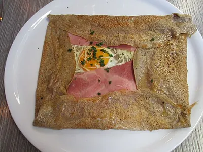 Galette complète (sarrasin, jambon, œuf, fromage)