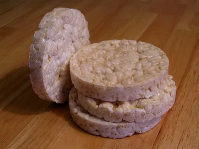Galettes de riz, beurre de cacahuète et banane