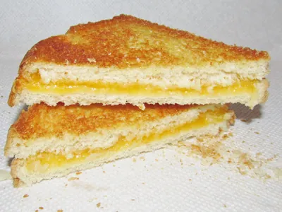 Grilled cheese fondant cheddar et mozzarella