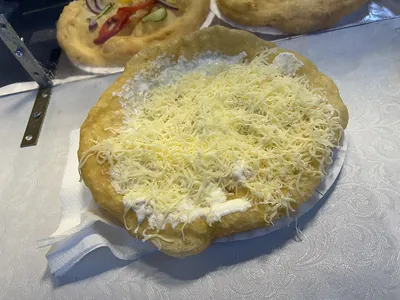 Lángos (beignets à l'ail)
