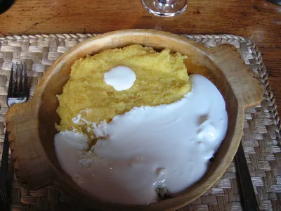 Mămăligă cu brânză (polenta au fromage)