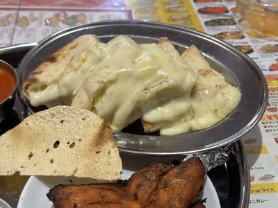 Cheese naan garni au poulet tikka