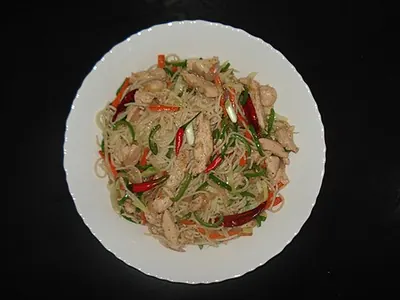 Nouilles sautées au poulet et aux légumes