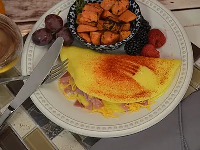 Omelette jambon-fromage