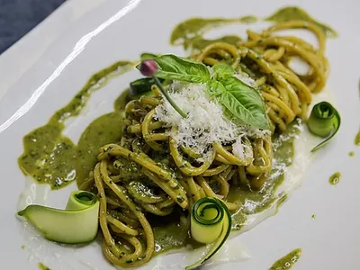 Pâtes complètes au poulet, pesto et brocoli