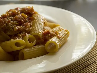 Pâtes complètes au thon et à la tomate
