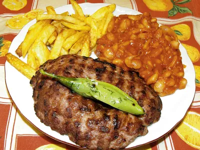 Pljeskavica (steak balkanique)
