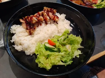Poké bowl au poulet teriyaki et edamames