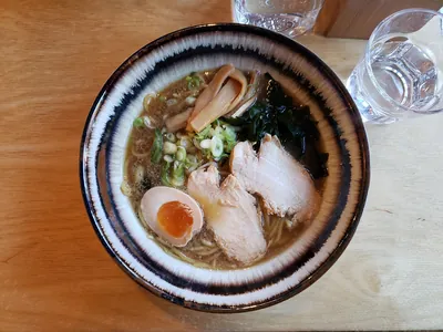 Ramen express au poulet et œuf mollet mariné