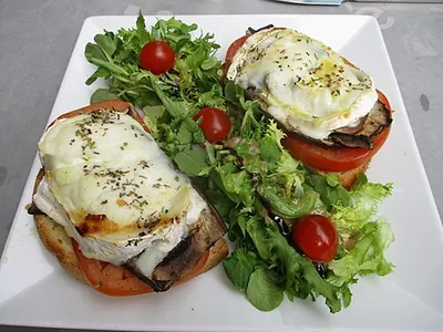 Salade de chèvre chaud