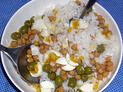 Salade de riz, thon et œufs durs
