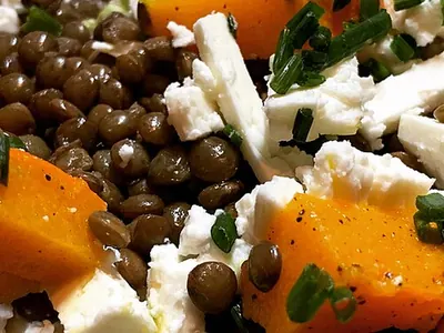 Salade tiède de lentilles, feta et herbes