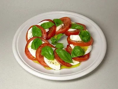 Salade tomates-mozzarella au basilic