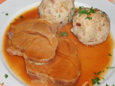 Schweinsbraten mit Knödeln