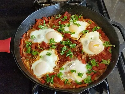 Shakshuka aux œufs pochés