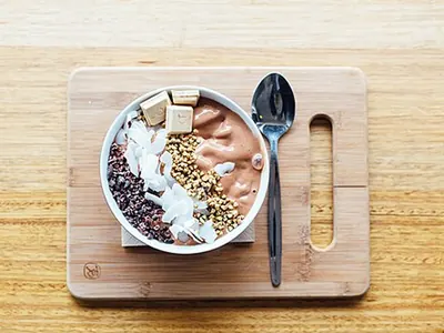 Smoothie bowl aux fruits rouges