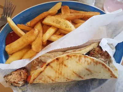 Souvlaki au poulet et pita tzatziki
