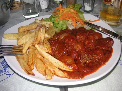 Stifado (lapin aux oignons)
