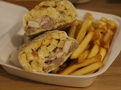 Tacos français poulet mariné et sauce fromagère