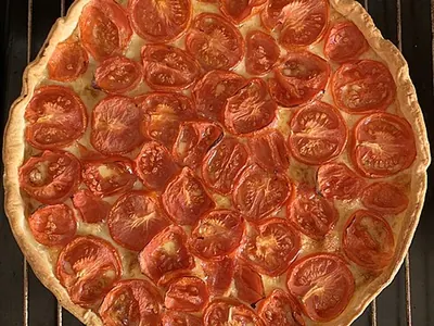 Tarte fine à la tomate et à la moutarde