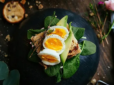 Tartine avocat et œuf mollet