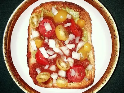 Toast cottage cheese, tomates et œuf