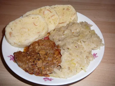 Vepřo knedlo zelo (porc-knedliký-chou)