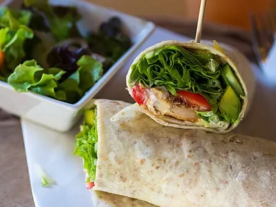 Wraps de poulet et crudités, sauce yaourt