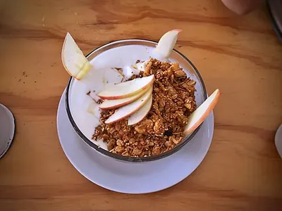 Bol de skyr, granola maison et fruits